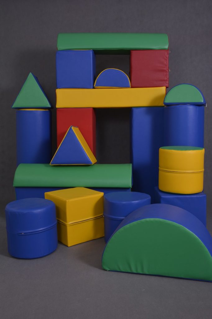 duże klocki do zabawy i budowania wykonane z pianki, giant foam building blocks, Große Bausteine zum Spielen und Bauen aus Schaum